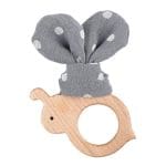 hochet-en-bois-et-tissu