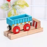 train-en-bois-aimante-wagon-bleu-2